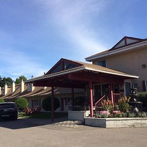 Motel Des Pentes Et Suites